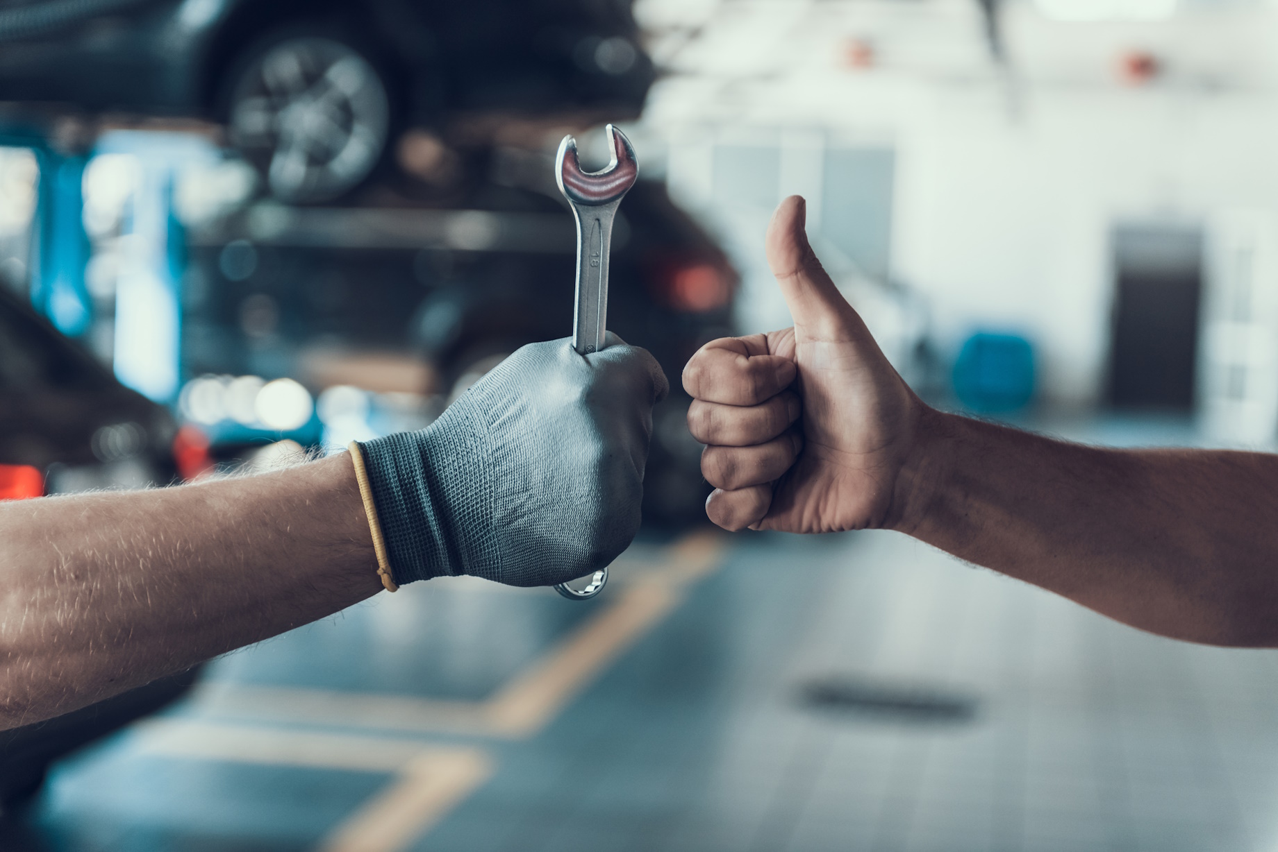 A Mechanic and a Customer greeting each other after a successful maintenance