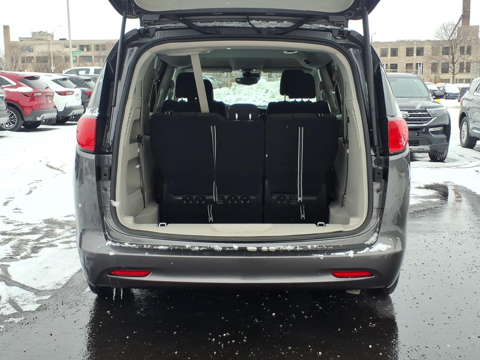 2023 Chrysler Voyager LX