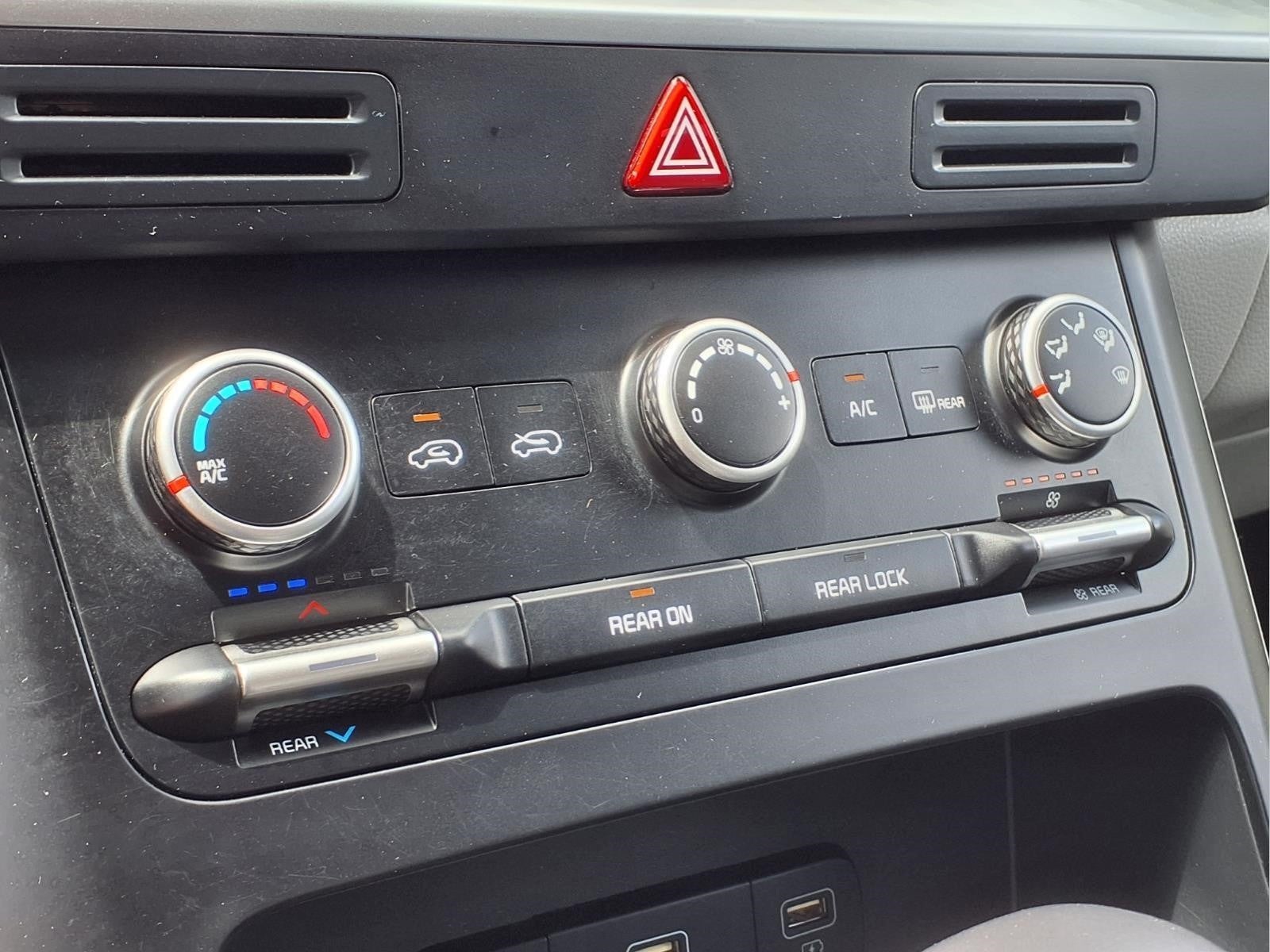 2023 Kia Carnival LX