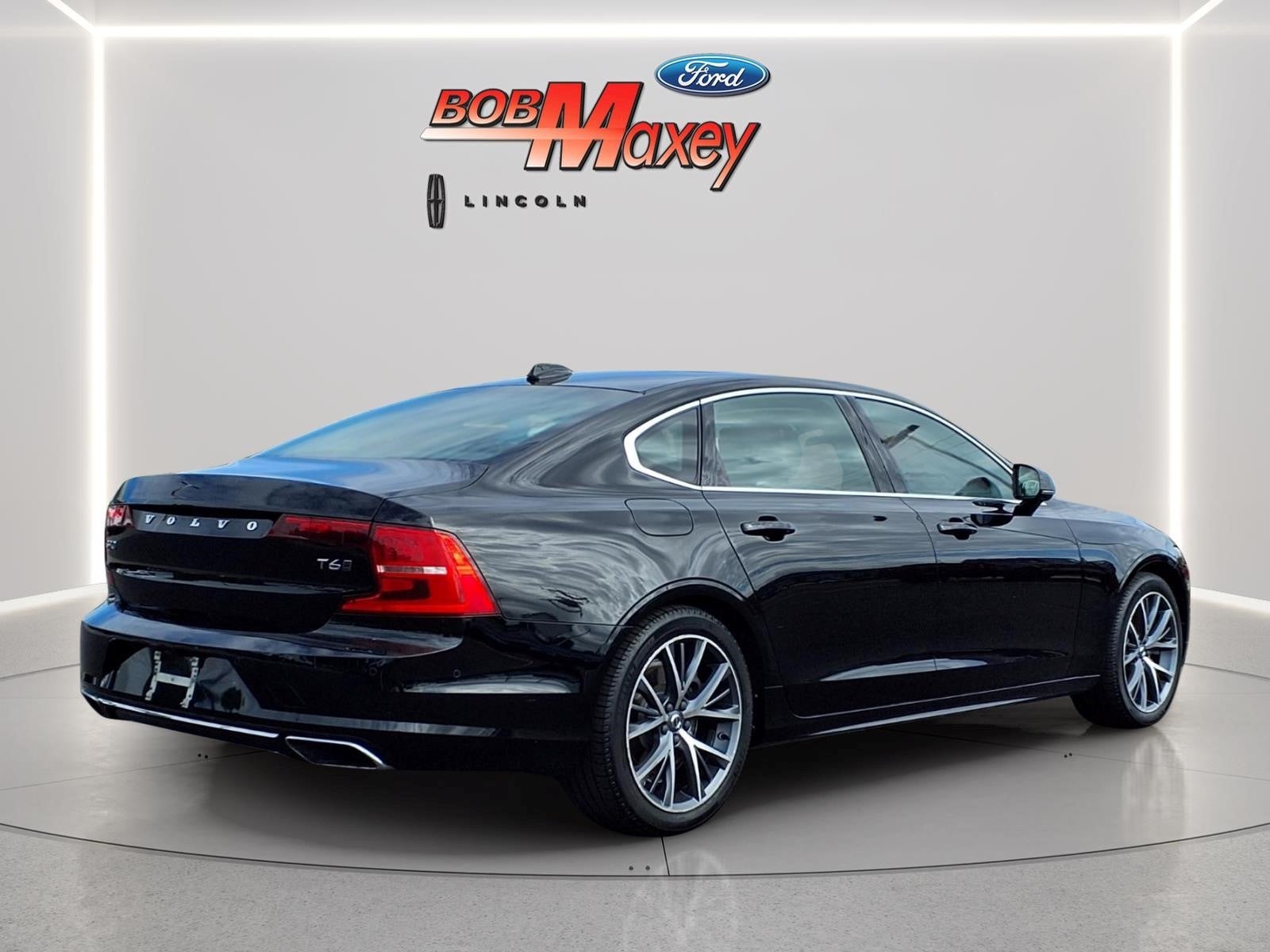 2019 Volvo S90 T6 Momentum