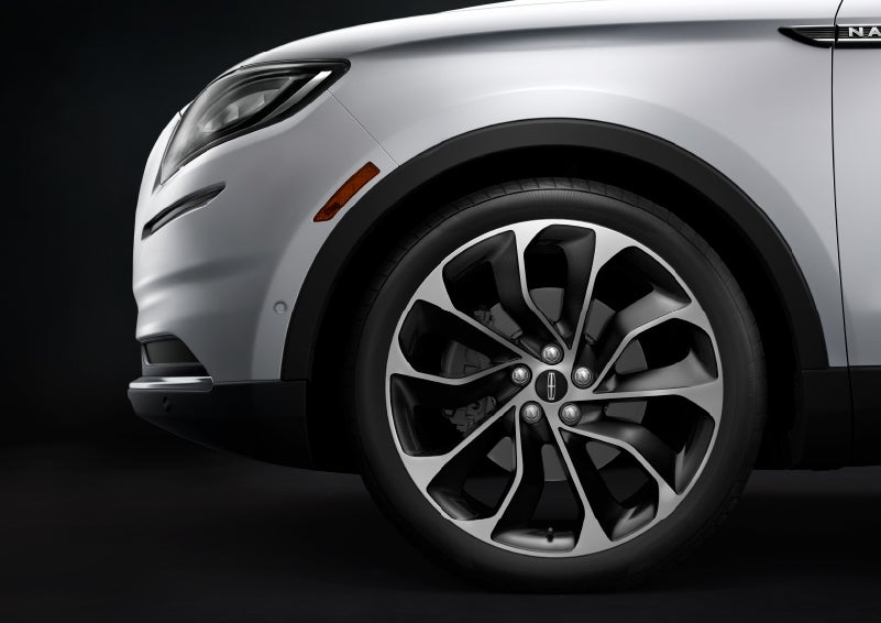 A stylish available wheel is shown on a 2022 Lincoln Nautilus | Bob Maxey Lincoln in Detroit MI