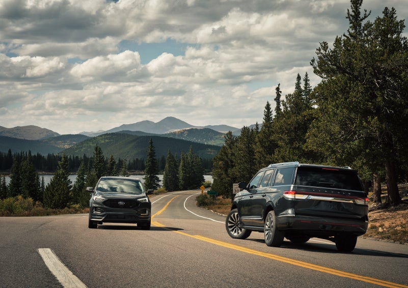 A 2022 Lincoln Navigator SUV is making a left turn as another vehicle approaches from the other lane | Bob Maxey Lincoln in Detroit MI