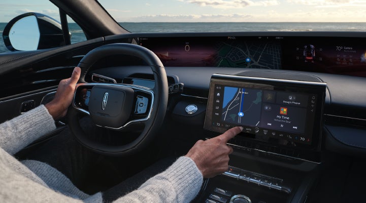 The driver of a 2024 Lincoln Nautilus® SUV interacts with the new Lincoln Digital Experience. | Bob Maxey Lincoln in Detroit MI