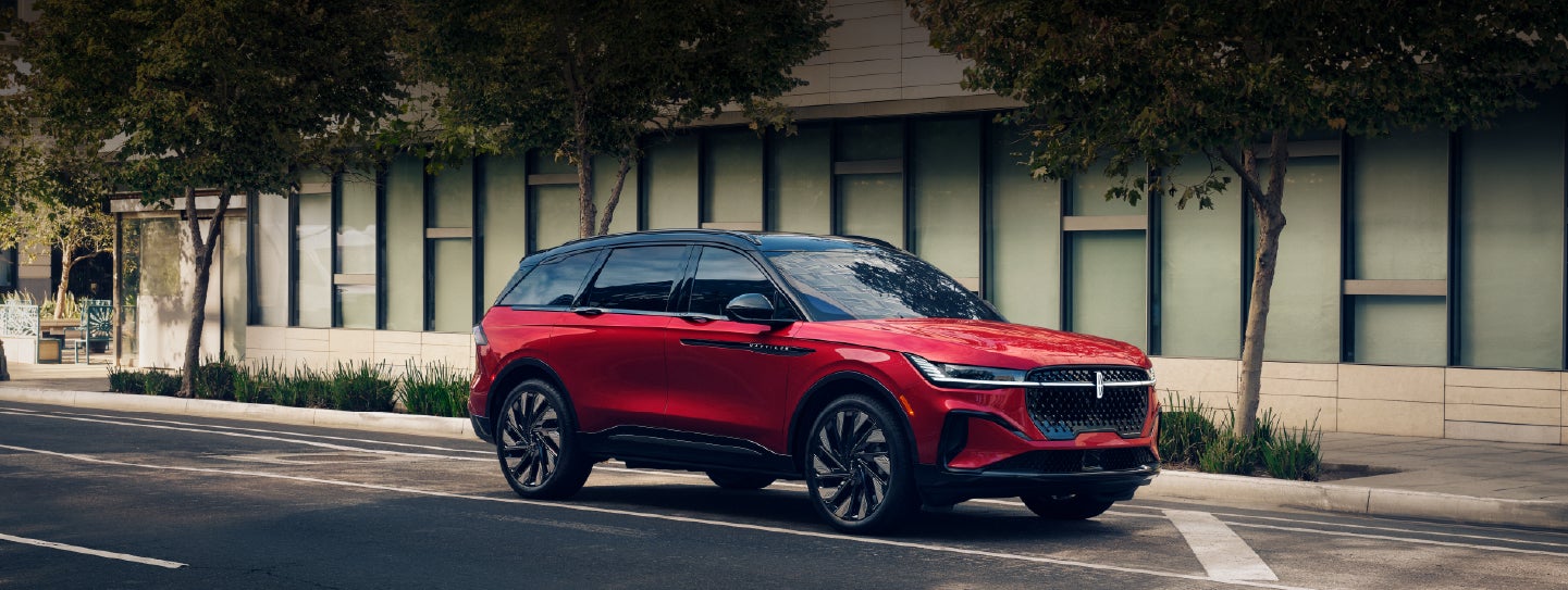 A 2025 Lincoln Nautilus® SUV with an available hybrid powertrain is parked in an urban setting. | Bob Maxey Lincoln in Detroit MI