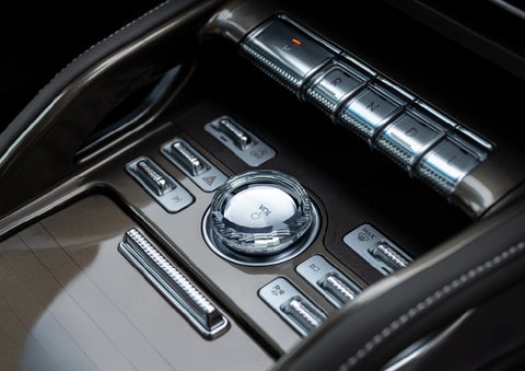 A crystal-inspired volume knob is shown in the center floor console of a 2025 Lincoln Nautilus® SUV. | Bob Maxey Lincoln in Detroit MI