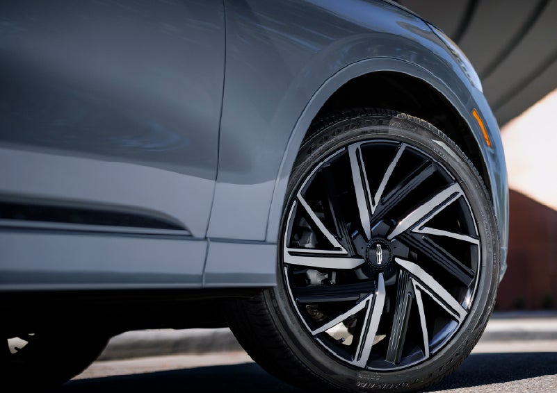 The wheel of the 2027 Lincoln Aviator® Black Label™ SUV is shown slightly angled out. | Bob Maxey Lincoln in Detroit MI